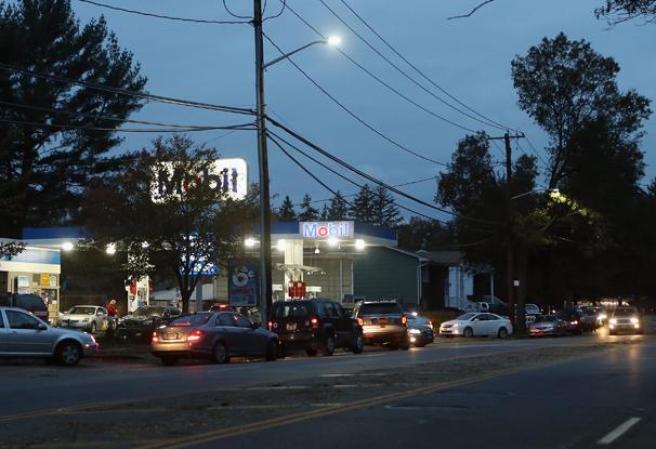 Cientos de miles de clientes de las empresas eléctricas, sobre todo en Nueva York y Nueva Jersey, siguen esperando el regreso de la electricidad.