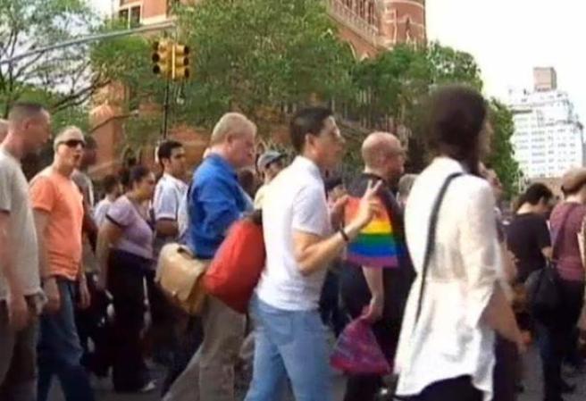 Miles de personas se unieron en una vigilia masiva en protesta por la muerte de Marc Carson, de 33 años, quien fue presuntamente baleado en la cabeza por Elliot Morales, por ser gay.