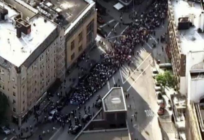 Miles de personas se unieron en una vigilia masiva en protesta por la muerte de Marc Carson, de 33 años, quien fue presuntamente baleado en la cabeza por Elliot Morales, por ser gay.
