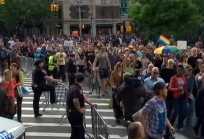 Miles de personas se unieron en una vigilia masiva en protesta por la muerte de Marc Carson, de 33 años, quien fue presuntamente baleado en la cabeza por Elliot Morales, por ser gay.