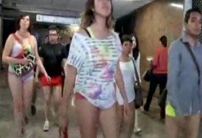 Como es costumbre, cada segundo domingo del año los neoyorquinos se quitaron los pantalones para abordar el subway de la ciudad.
