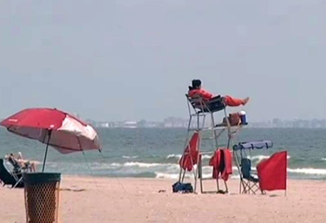 Las autoridades de parque dicen que la playa está mejor sin la cerca divisoria.