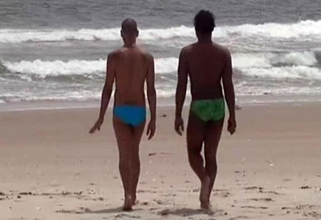 Por el momento solo los nudistas aparentan disfrutar de los rayos del sol y las olas de la playa de Riis Park.
