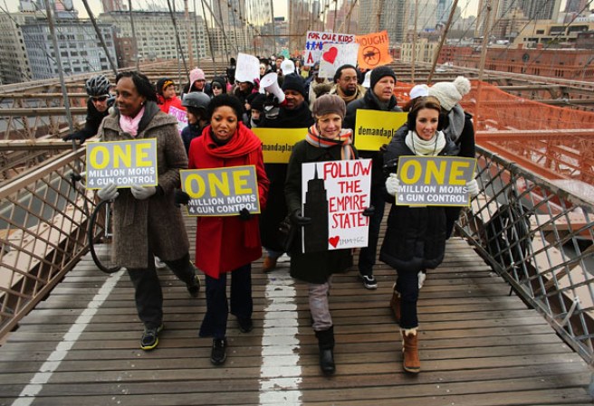 Varios neoyorquinos se unieron para apoyar la marcha contra el uso de armas “One Million Moms for Gun Control” ante la masacre de Newtown, Connecticut.