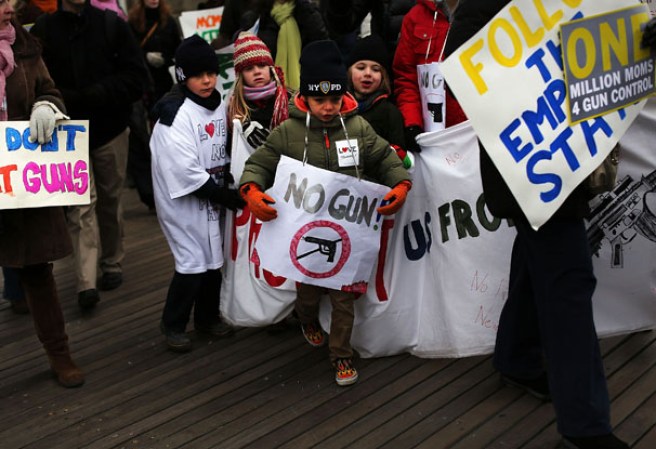 Varios neoyorquinos se unieron para apoyar la marcha contra el uso de armas “One Million Moms for Gun Control” ante la masacre de Newtown, Connecticut.