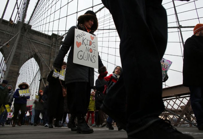 Varios neoyorquinos se unieron para apoyar la marcha contra el uso de armas “One Million Moms for Gun Control” ante la masacre de Newtown, Connecticut.