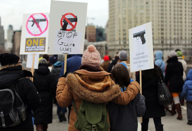 Varios neoyorquinos se unieron para apoyar la marcha contra el uso de armas “One Million Moms for Gun Control” ante la masacre de Newtown, Connecticut.