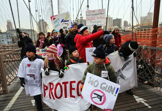 Varios neoyorquinos se unieron para apoyar la marcha contra el uso de armas “One Million Moms for Gun Control” ante la masacre de Newtown, Connecticut.