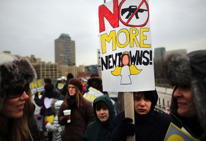 Varios neoyorquinos se unieron para apoyar la marcha contra el uso de armas “One Million Moms for Gun Control” ante la masacre de Newtown, Connecticut.