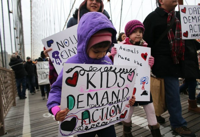 Varios neoyorquinos se unieron para apoyar la marcha contra el uso de armas “One Million Moms for Gun Control” ante la masacre de Newtown, Connecticut.
