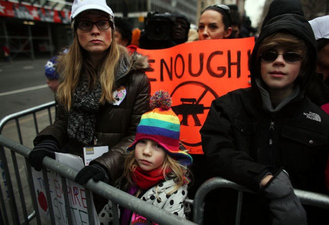 Varios neoyorquinos se unieron para apoyar la marcha contra el uso de armas “One Million Moms for Gun Control” ante la masacre de Newtown, Connecticut.