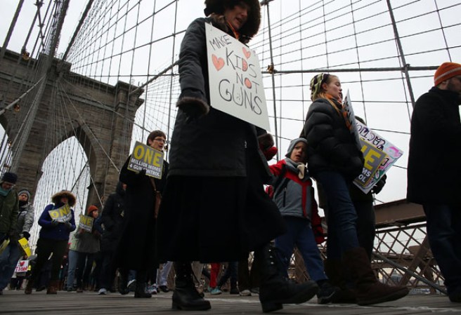 Varios neoyorquinos se unieron para apoyar la marcha contra el uso de armas “One Million Moms for Gun Control” ante la masacre de Newtown, Connecticut.