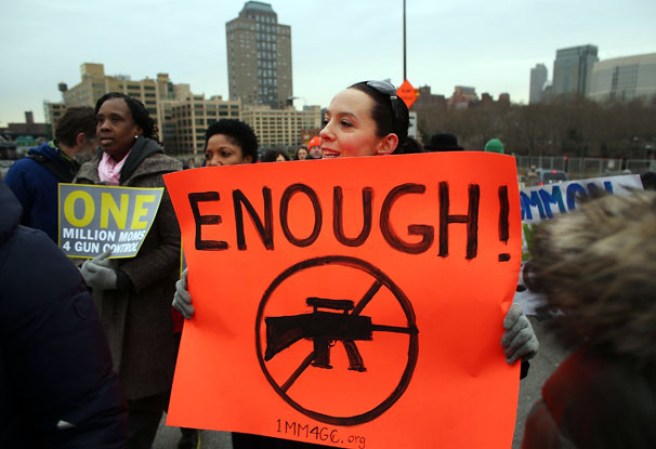 Varios neoyorquinos se unieron para apoyar la marcha contra el uso de armas “One Million Moms for Gun Control” ante la masacre de Newtown, Connecticut.