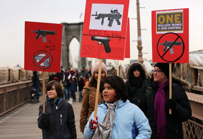 Varios neoyorquinos se unieron para apoyar la marcha contra el uso de armas “One Million Moms for Gun Control” ante la masacre de Newtown, Connecticut.