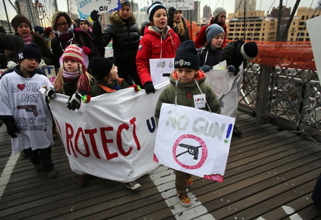 Varios neoyorquinos se unieron para apoyar la marcha contra el uso de armas “One Million Moms for Gun Control” ante la masacre de Newtown, Connecticut.