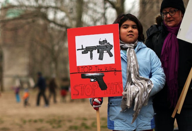 Varios neoyorquinos se unieron para apoyar la marcha contra el uso de armas “One Million Moms for Gun Control” ante la masacre de Newtown, Connecticut.