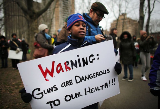 Varios neoyorquinos se unieron para apoyar la marcha contra el uso de armas “One Million Moms for Gun Control” ante la masacre de Newtown, Connecticut.