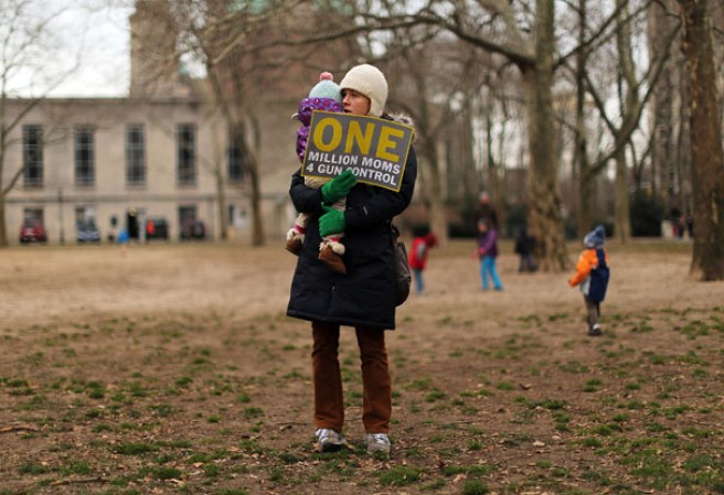 Varios neoyorquinos se unieron para apoyar la marcha contra el uso de armas “One Million Moms for Gun Control” ante la masacre de Newtown, Connecticut.