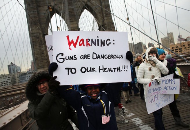 Varios neoyorquinos se unieron para apoyar la marcha contra el uso de armas “One Million Moms for Gun Control” ante la masacre de Newtown, Connecticut.
