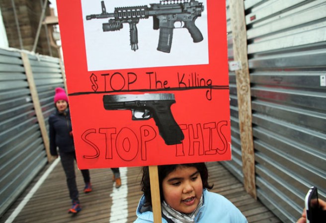 Varios neoyorquinos se unieron para apoyar la marcha contra el uso de armas “One Million Moms for Gun Control” ante la masacre de Newtown, Connecticut.