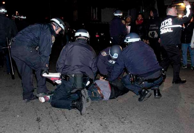 Varios manifestantes ocuparon las calles del sector de East Flatbush, Brooklyn, pidiendo justicia por la muerte del adolescente de 16 años Kimani Gray, a manos de dos policías, tras presuntamente apuntarles con un arma.