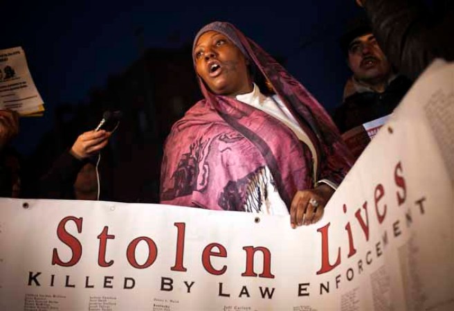 15 DE MARZO, 2013: Las manifestaciones tras la muerte de un menor a manos de la policía se intensifican en Nueva York.