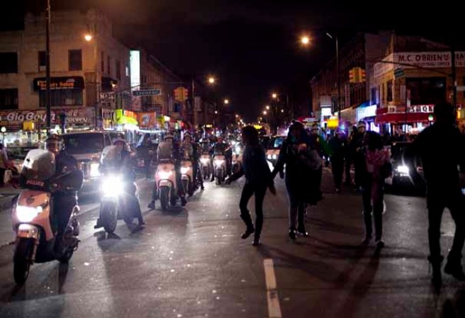 Varios manifestantes ocuparon las calles del sector de East Flatbush, Brooklyn, pidiendo justicia por la muerte del adolescente de 16 años Kimani Gray, a manos de dos policías, tras presuntamente apuntarles con un arma.