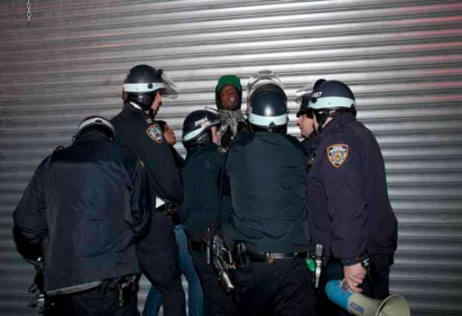 Varios manifestantes ocuparon las calles del sector de East Flatbush, Brooklyn, pidiendo justicia por la muerte del adolescente de 16 años Kimani Gray, a manos de dos policías, tras presuntamente apuntarles con un arma.