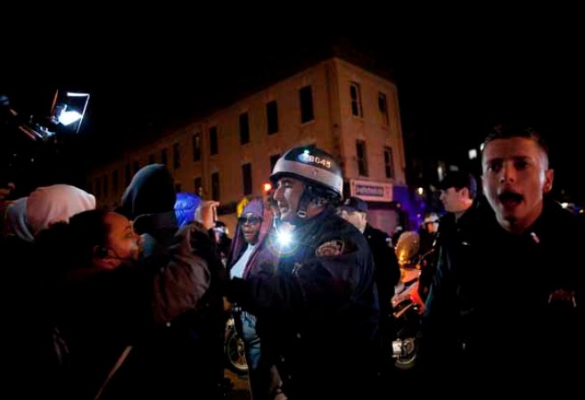 Varios manifestantes ocuparon las calles del sector de East Flatbush, Brooklyn, pidiendo justicia por la muerte del adolescente de 16 años Kimani Gray, a manos de dos policías, tras presuntamente apuntarles con un arma.