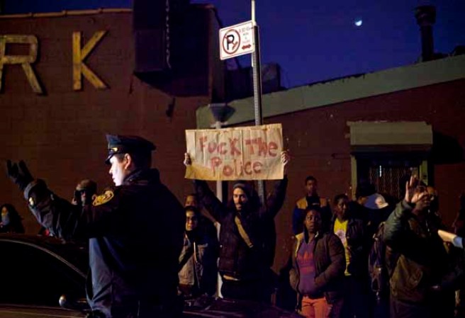 Varios manifestantes ocuparon las calles del sector de East Flatbush, Brooklyn, pidiendo justicia por la muerte del adolescente de 16 años Kimani Gray, a manos de dos policías, tras presuntamente apuntarles con un arma.