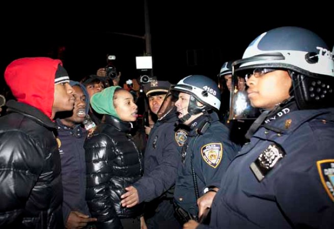 Varios manifestantes ocuparon las calles del sector de East Flatbush, Brooklyn, pidiendo justicia por la muerte del adolescente de 16 años Kimani Gray, a manos de dos policías, tras presuntamente apuntarles con un arma.
