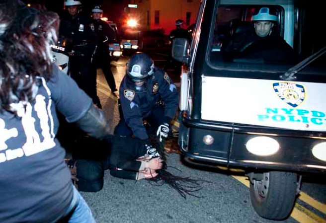 Varios manifestantes ocuparon las calles del sector de East Flatbush, Brooklyn, pidiendo justicia por la muerte del adolescente de 16 años Kimani Gray, a manos de dos policías, tras presuntamente apuntarles con un arma.