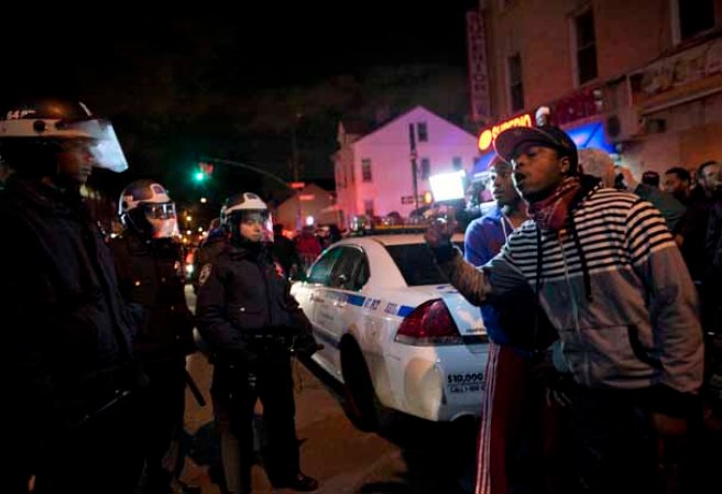 Varios manifestantes ocuparon las calles del sector de East Flatbush, Brooklyn, pidiendo justicia por la muerte del adolescente de 16 años Kimani Gray, a manos de dos policías, tras presuntamente apuntarles con un arma.