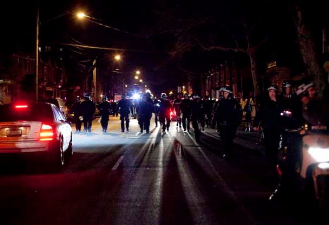 Varios manifestantes ocuparon las calles del sector de East Flatbush, Brooklyn, pidiendo justicia por la muerte del adolescente de 16 años Kimani Gray, a manos de dos policías, tras presuntamente apuntarles con un arma.