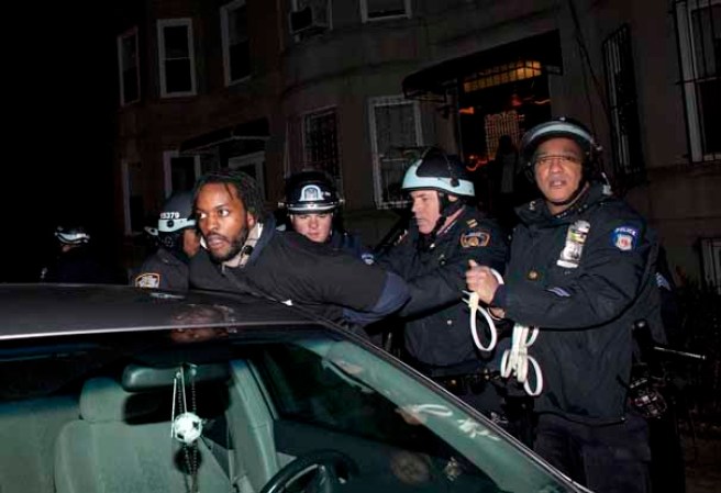 Varios manifestantes ocuparon las calles del sector de East Flatbush, Brooklyn, pidiendo justicia por la muerte del adolescente de 16 años Kimani Gray, a manos de dos policías, tras presuntamente apuntarles con un arma.