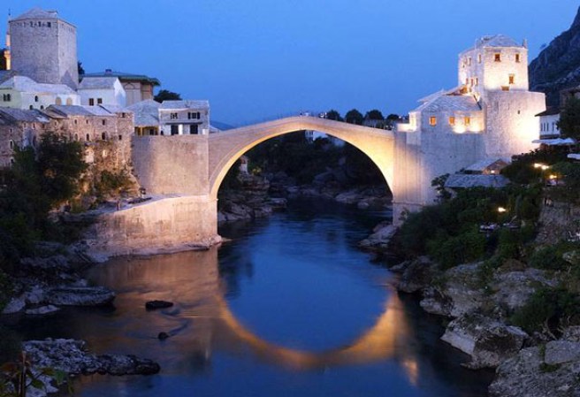 El Puente Viejo (Stari Most) de la ciudad bosnia de Mostar, sobre el rio Neretva, es uno de los monumentos históricos más famosos de la antigua Yugoslavia. Forma parte del Patrimonio de la Humanidad desde 2005.