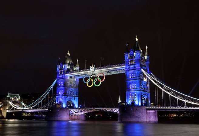 El Puente de la Torre es un puente levadizo de 244 m de longitud, con dos torres de 65 m de altura. Recientemente la majestuosa edificación fue decorada para honorar los Juegos Olímpicos, Londres 2012.