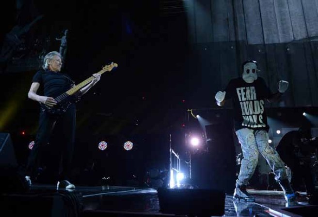 Roger Waters performs at "12-12-12" en el concierto 12-12-12 celebrado en el Madison Square Garden para recaudar fondos para las víctimas del devastador huracán Sandy en Nueva York.