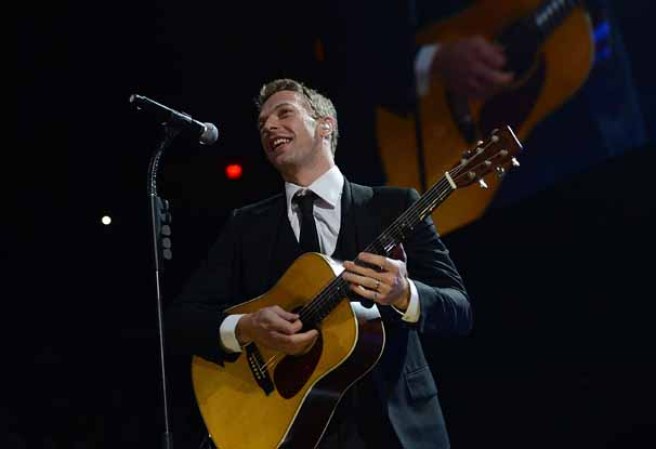 Chris Martin canta en el concierto 12-12-12 celebrado en el Madison Square Garden para recaudar fondos para las víctimas del devastador huracán Sandy en Nueva York.