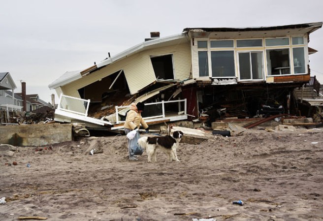 Seis meses después de que el huracán Sandy arrasara las zonas costeras de Nueva York, no ha cerrado aún las heridas físicas y emocionales, con una reconstrucción sin concluir y muchas familias que sobreviven en condiciones muy difíciles.