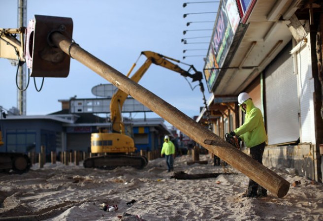 Seis meses después de que el huracán Sandy arrasara las zonas costeras de Nueva York, no ha cerrado aún las heridas físicas y emocionales, con una reconstrucción sin concluir y muchas familias que sobreviven en condiciones muy difíciles.