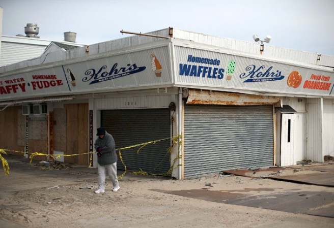Seis meses después de que el huracán Sandy arrasara las zonas costeras de Nueva York, no ha cerrado aún las heridas físicas y emocionales, con una reconstrucción sin concluir y muchas familias que sobreviven en condiciones muy difíciles.