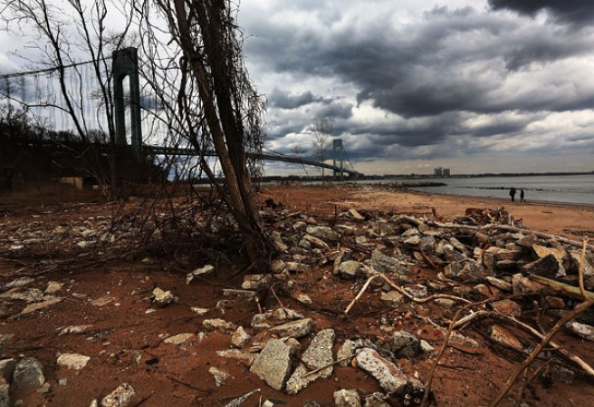 Seis meses después de que el huracán Sandy arrasara las zonas costeras de Nueva York, no ha cerrado aún las heridas físicas y emocionales, con una reconstrucción sin concluir y muchas familias que sobreviven en condiciones muy difíciles.