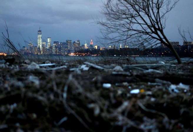 Seis meses después de que el huracán Sandy arrasara las zonas costeras de Nueva York, no ha cerrado aún las heridas físicas y emocionales, con una reconstrucción sin concluir y muchas familias que sobreviven en condiciones muy difíciles.