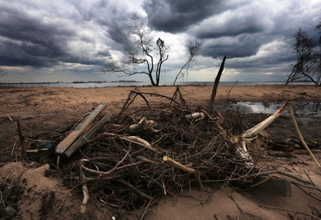 Seis meses después de que el huracán Sandy arrasara las zonas costeras de Nueva York, no ha cerrado aún las heridas físicas y emocionales, con una reconstrucción sin concluir y muchas familias que sobreviven en condiciones muy difíciles.