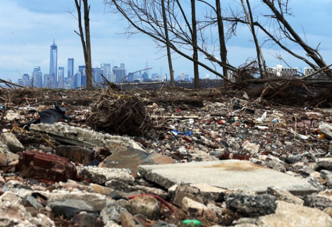 Seis meses después de que el huracán Sandy arrasara las zonas costeras de Nueva York, no ha cerrado aún las heridas físicas y emocionales, con una reconstrucción sin concluir y muchas familias que sobreviven en condiciones muy difíciles.