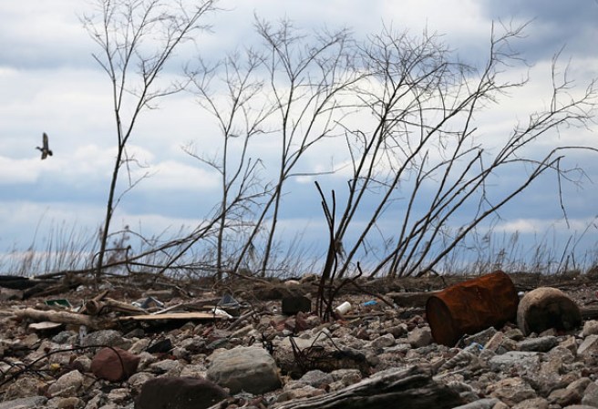 Seis meses después de que el huracán Sandy arrasara las zonas costeras de Nueva York, no ha cerrado aún las heridas físicas y emocionales, con una reconstrucción sin concluir y muchas familias que sobreviven en condiciones muy difíciles.