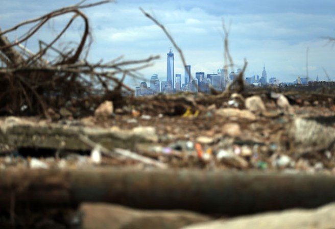 Seis meses después de que el huracán Sandy arrasara las zonas costeras de Nueva York, no ha cerrado aún las heridas físicas y emocionales, con una reconstrucción sin concluir y muchas familias que sobreviven en condiciones muy difíciles.