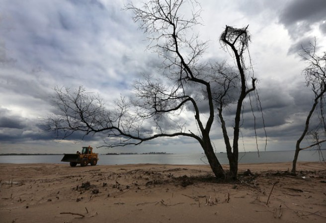 Seis meses después de que el huracán Sandy arrasara las zonas costeras de Nueva York, no ha cerrado aún las heridas físicas y emocionales, con una reconstrucción sin concluir y muchas familias que sobreviven en condiciones muy difíciles.