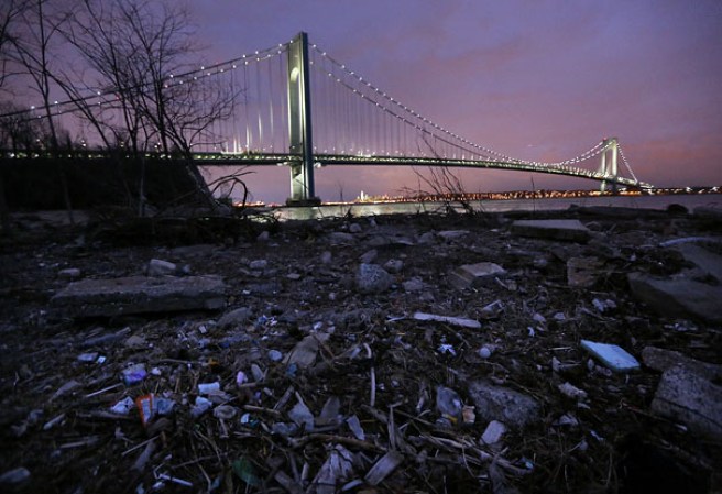 Seis meses después de que el huracán Sandy arrasara las zonas costeras de Nueva York, no ha cerrado aún las heridas físicas y emocionales, con una reconstrucción sin concluir y muchas familias que sobreviven en condiciones muy difíciles.